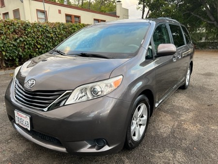 Key #22 Toyota Sienna LE Minivan 4D Key #22 Toyota Sienna LE Minivan 4D