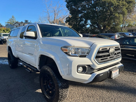 2018 Toyota Tacoma SR5's photo